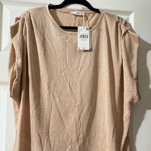 *** MANGO *** MANGO blouse with pleats on the shoulders, short sleeves. Size: L